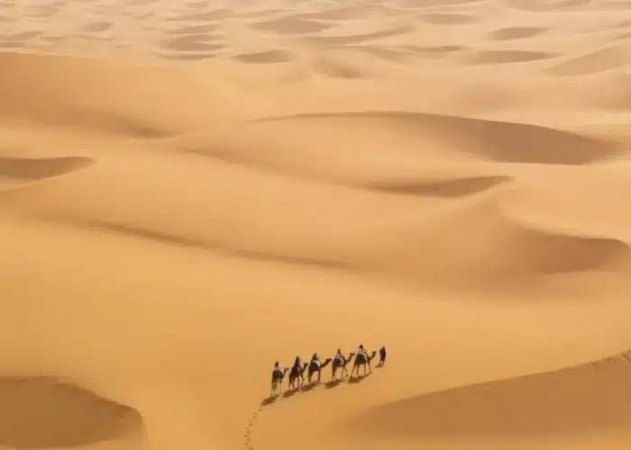 Panorama mozzafiato del deserto di Merzouga al tramonto, parte del tour di 6 giorni in Marocco tra città imperiali e paesaggi naturali.
