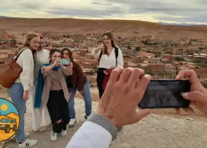 Veduta panoramica della Valle del Dades con le sue formazioni rocciose e la strada serpeggiante durante il Tour Marocco 8 Giorni da Casablanca.